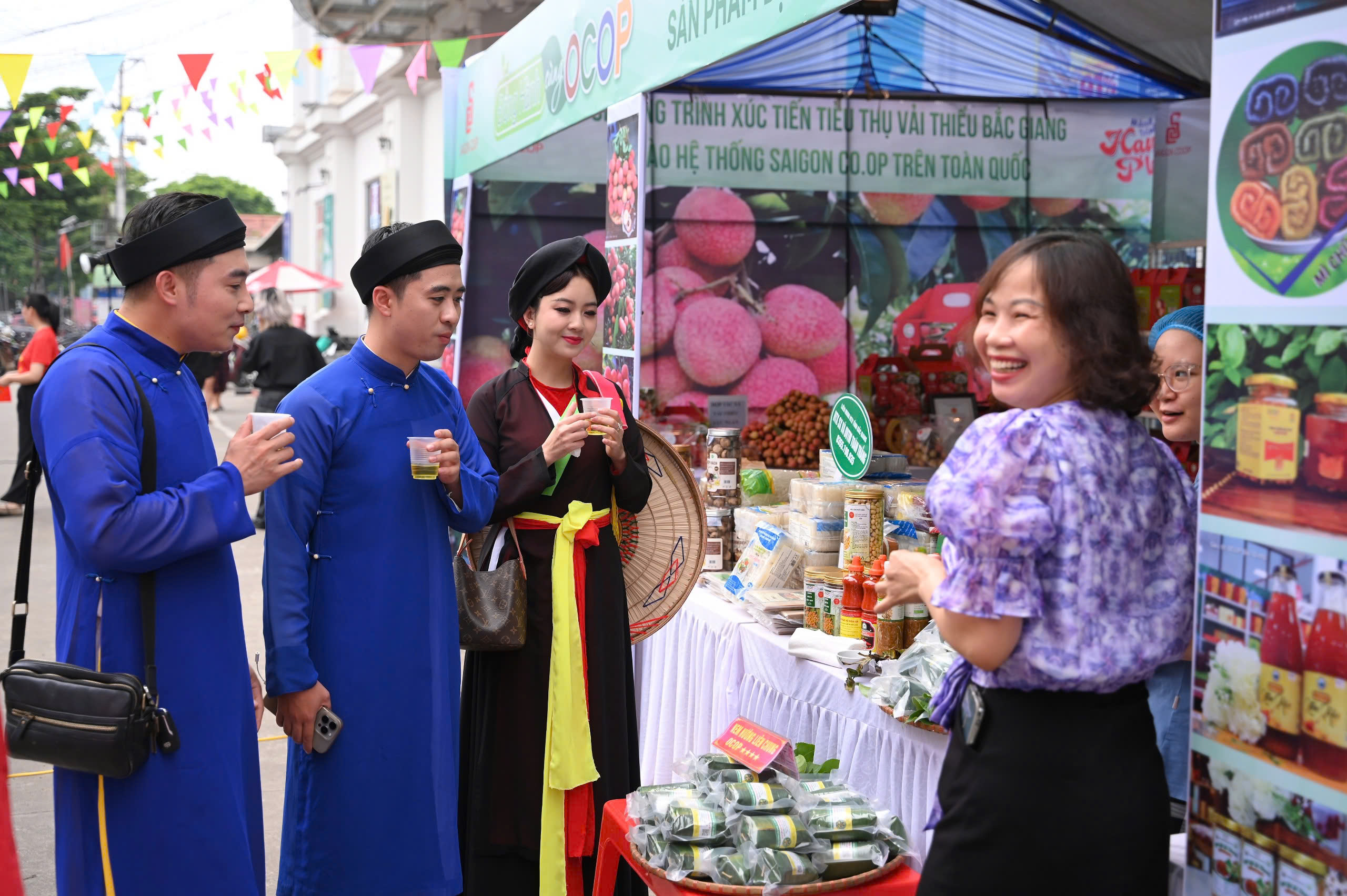 KH tham gia các hoạt động văn hóa nghệ thuật và giao lưu cùng các liền anh liền chị quan họ trong chương trình